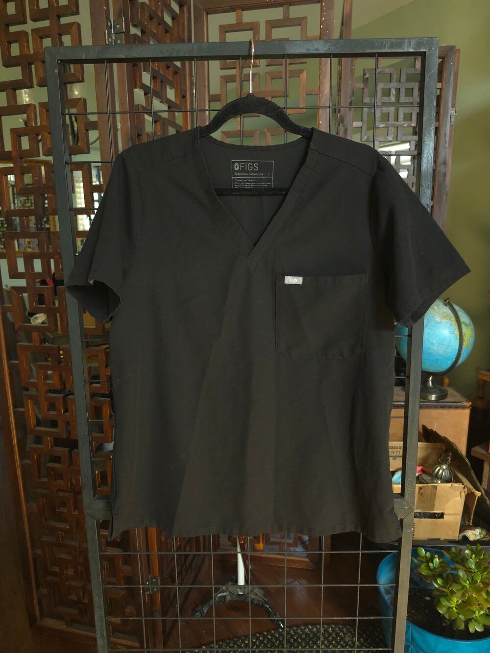 FIGS Catarina Black V-Neck 1-Pocket Scrub Top - Size Large